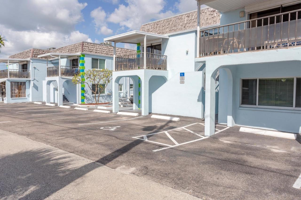 Twins Inn & Apartments St. Pete Beach Exterior foto